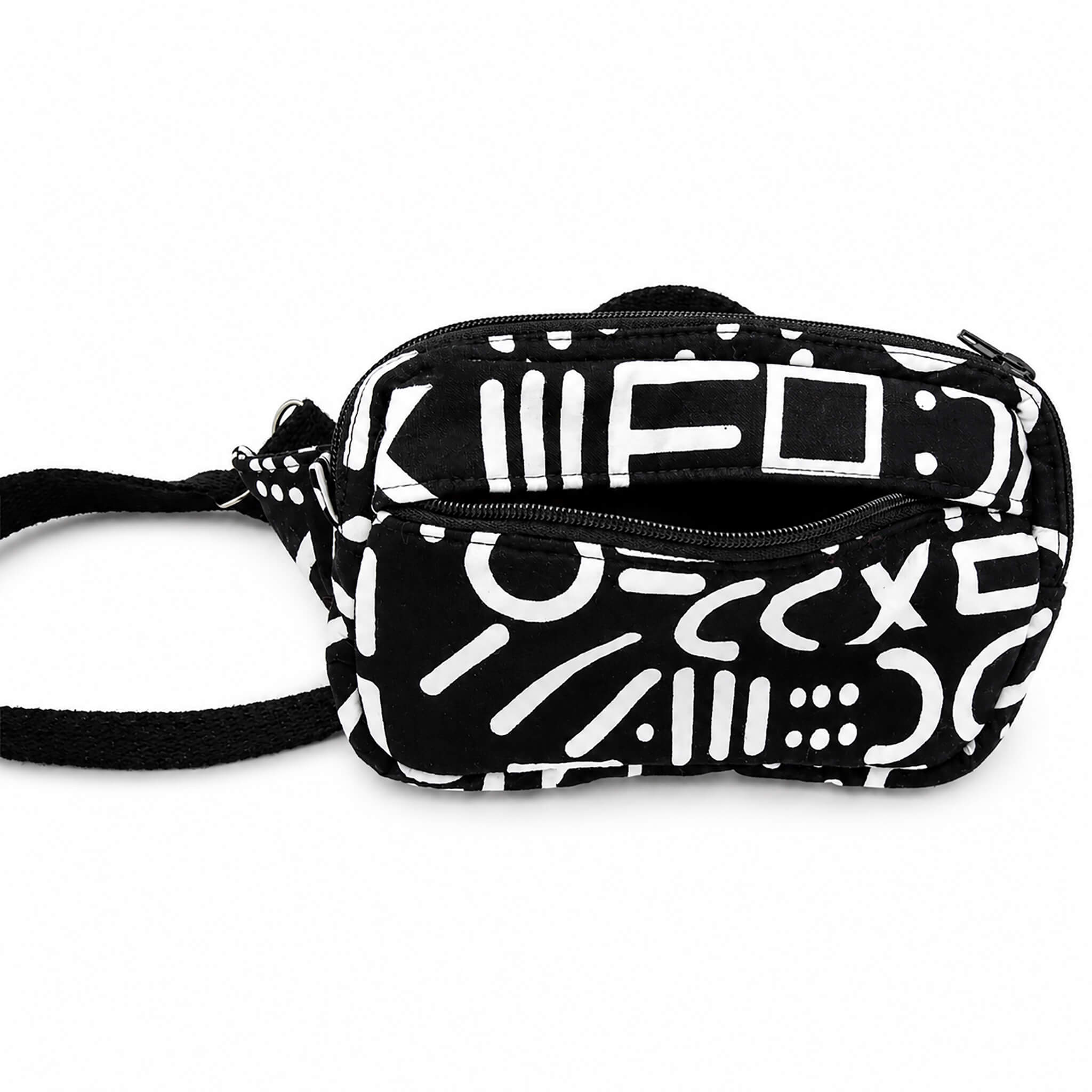 Sac bandoulière noir et blanc avec compartiment principal et poche avant ouverts.
