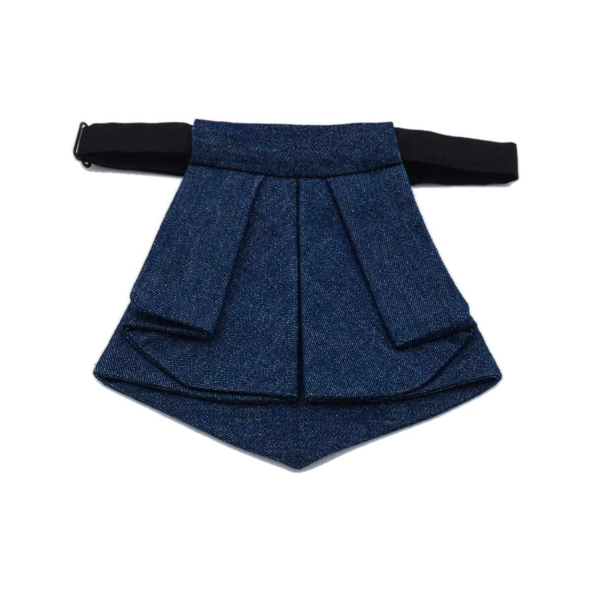 Cravate courte femme style jabot en denim bleu jeans, vue de face montrant les plis superposés