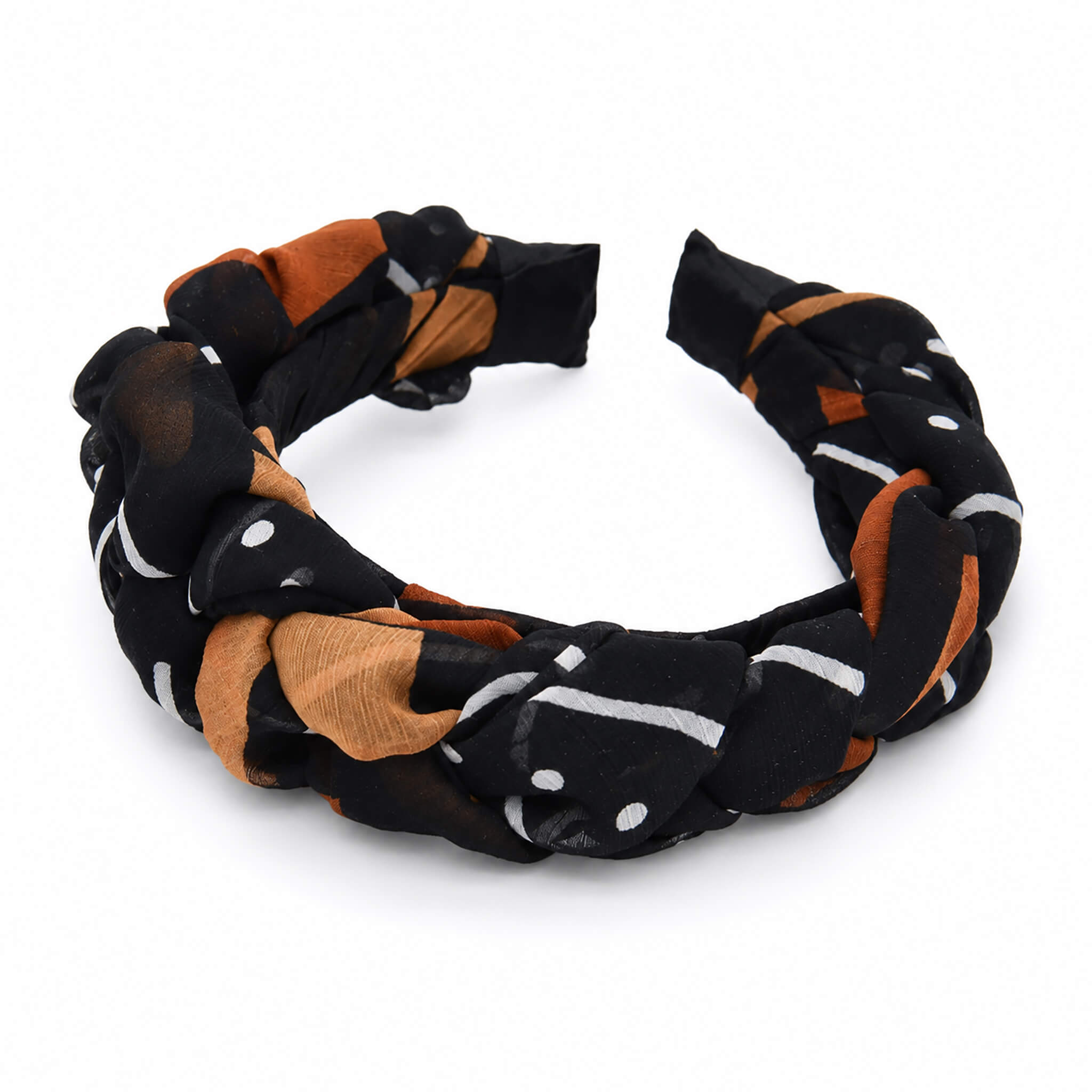 Serre-tête tressé noir et brun en mousseline de soie avec motifs inspirés du bogolan africain sur fond blanc