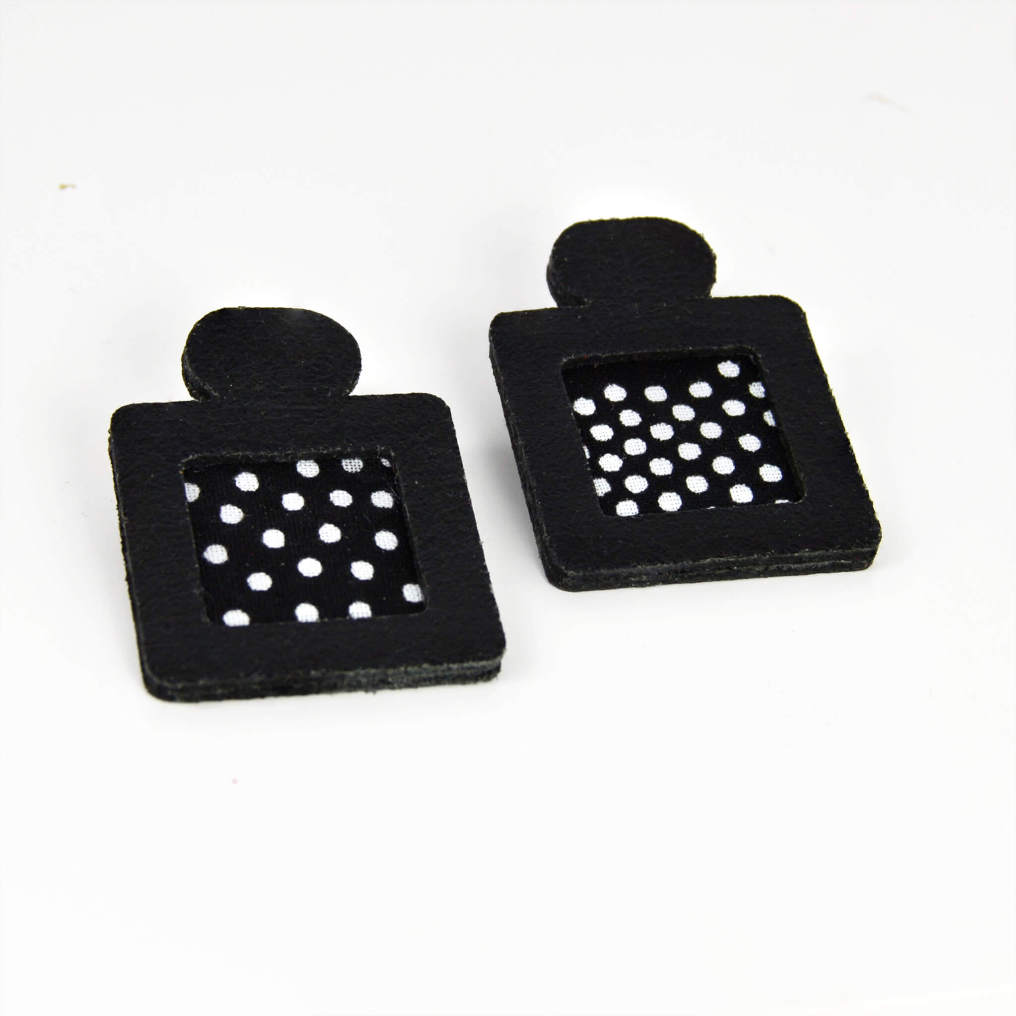 Boucles d’oreilles en cuir noir et wax à pois – Modèle NaN – Collection ReNée