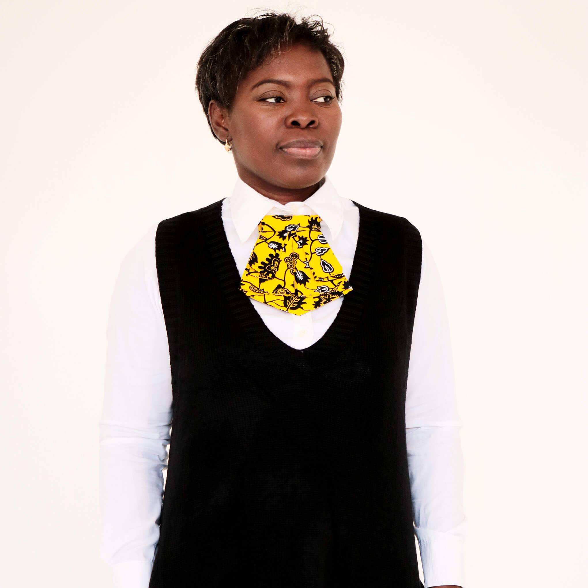 femme portant une cravate courte à larges plis style jabot jaune et noir
