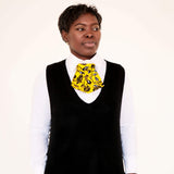 femme portant une cravate courte à larges plis style jabot jaune et noir
