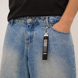 Porte-clé en tissu porté à la ceinture d’un jean, accessoire du quotidien Coo-Mon, Montreal