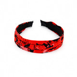 Serre-tête plat rouge et noir en tissu imprimé, vue produit sur fond blanc