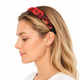 Femme portant un serre-tête plat rouge et noir en tissu imprimé, vue de profil