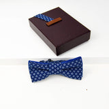 Noeud papillon bleu marine avec fines fleurs blanches dans un beau coffret