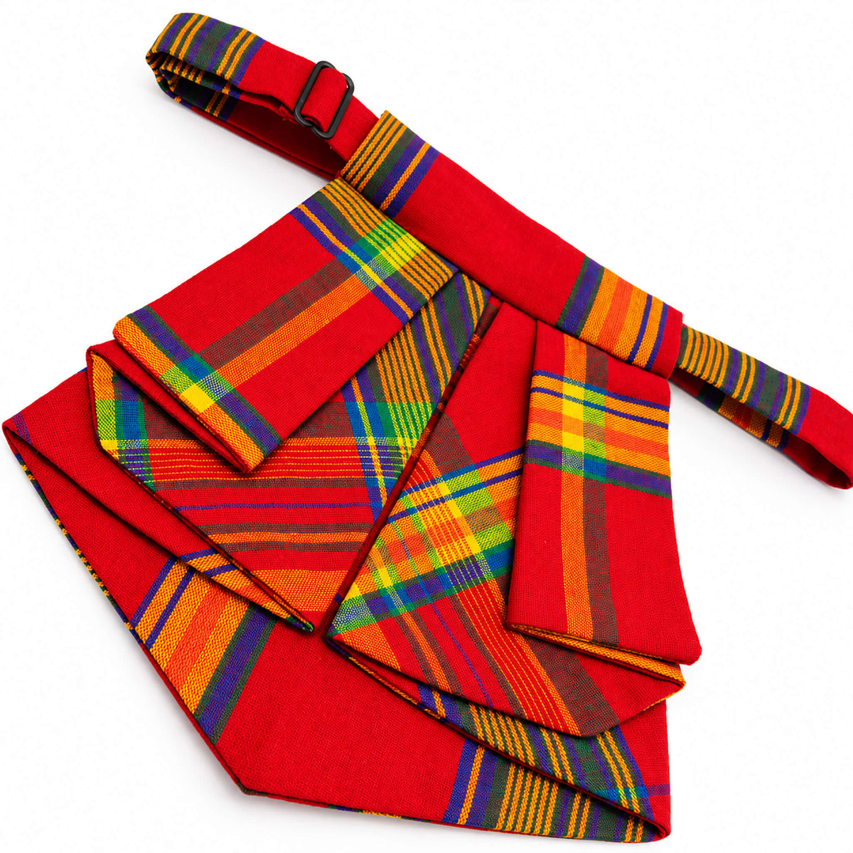 Détail des plis superposés d'une cravate courte style jabot en Madras rouge 100 % coton, aux carreaux multicolores.