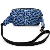Vue arrière du sac bandoulière convertible bleu en tissu recyclé avec sangle réglable.