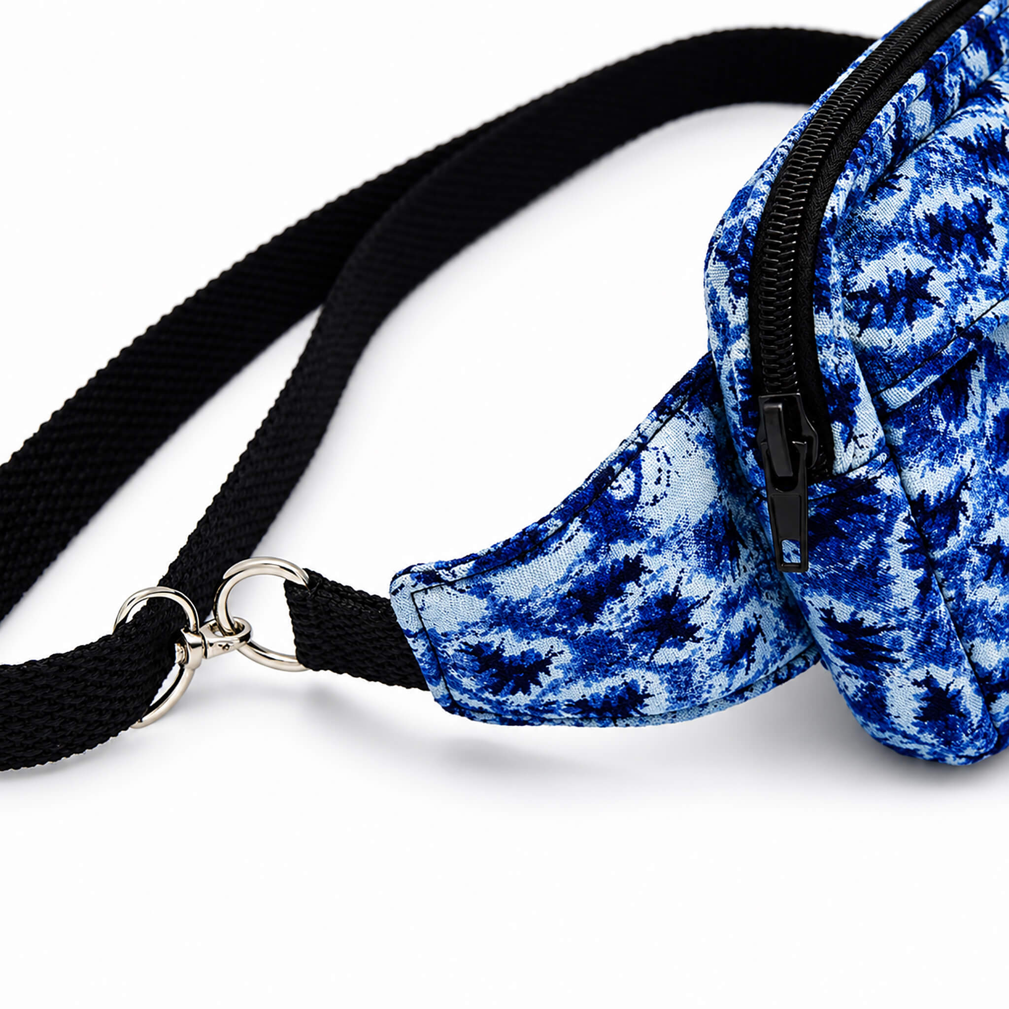 Détail du mousqueton métallique amovible du sac bandoulière bleu en tissu recyclé.