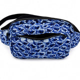 Sac bandoulière convertible bleu en tissu recyclé avec poche avant zippée ouverte.