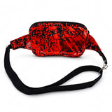 Vue arrière du sac bandoulière rouge et noir avec sangle réglable.