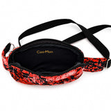 Intérieur du sac bandoulière rouge et noir avec compartiment principal zippé.