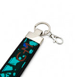 Détail du mousqueton et de l’anneau métallique du porte-clé en tissu turquoise et noir, Québec Coo-Mon