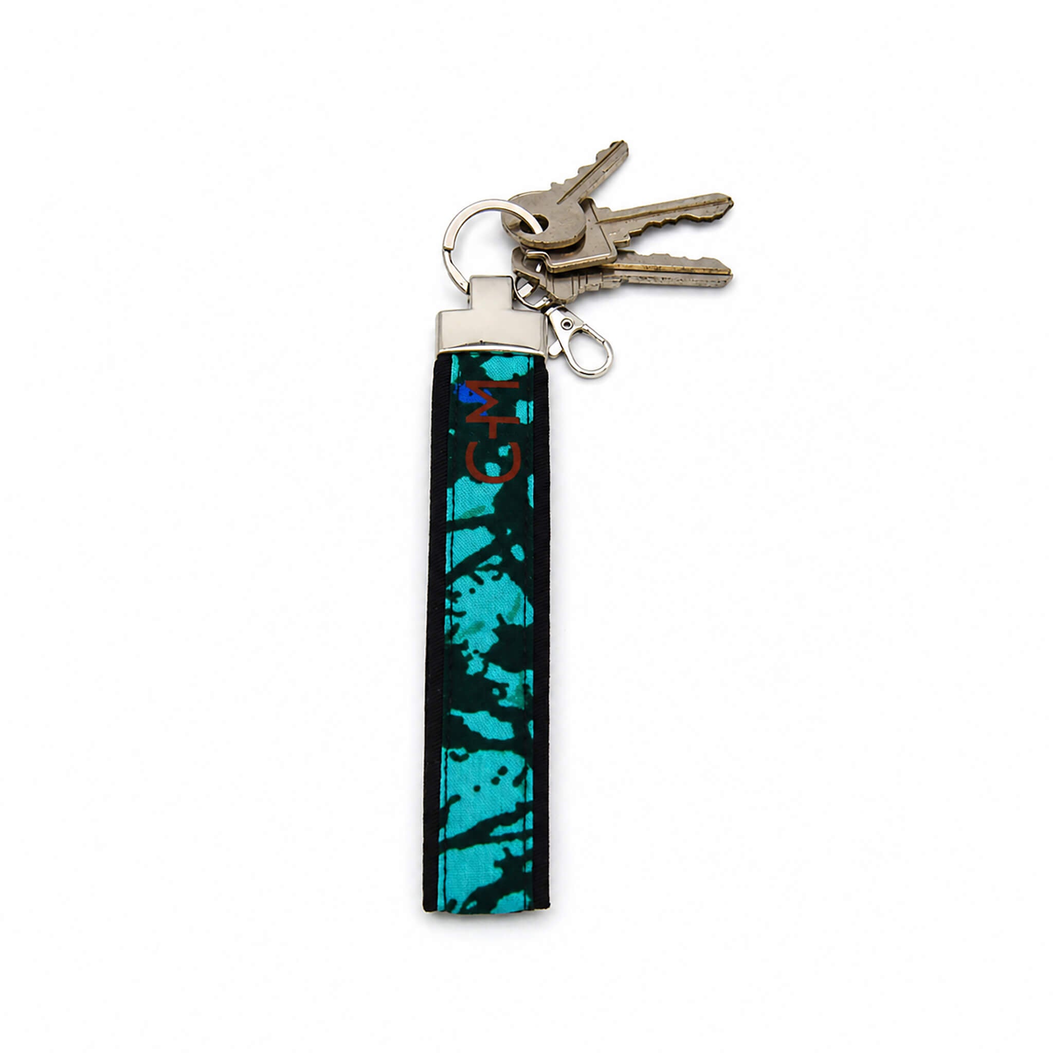 Porte-clé en tissu turquoise et noir avec clés attachées sur fond blanc