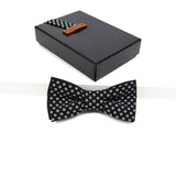 noeud papillon noir pois blanc pré-noué fait au Québec en tissu Sud-Africain Shweshwe