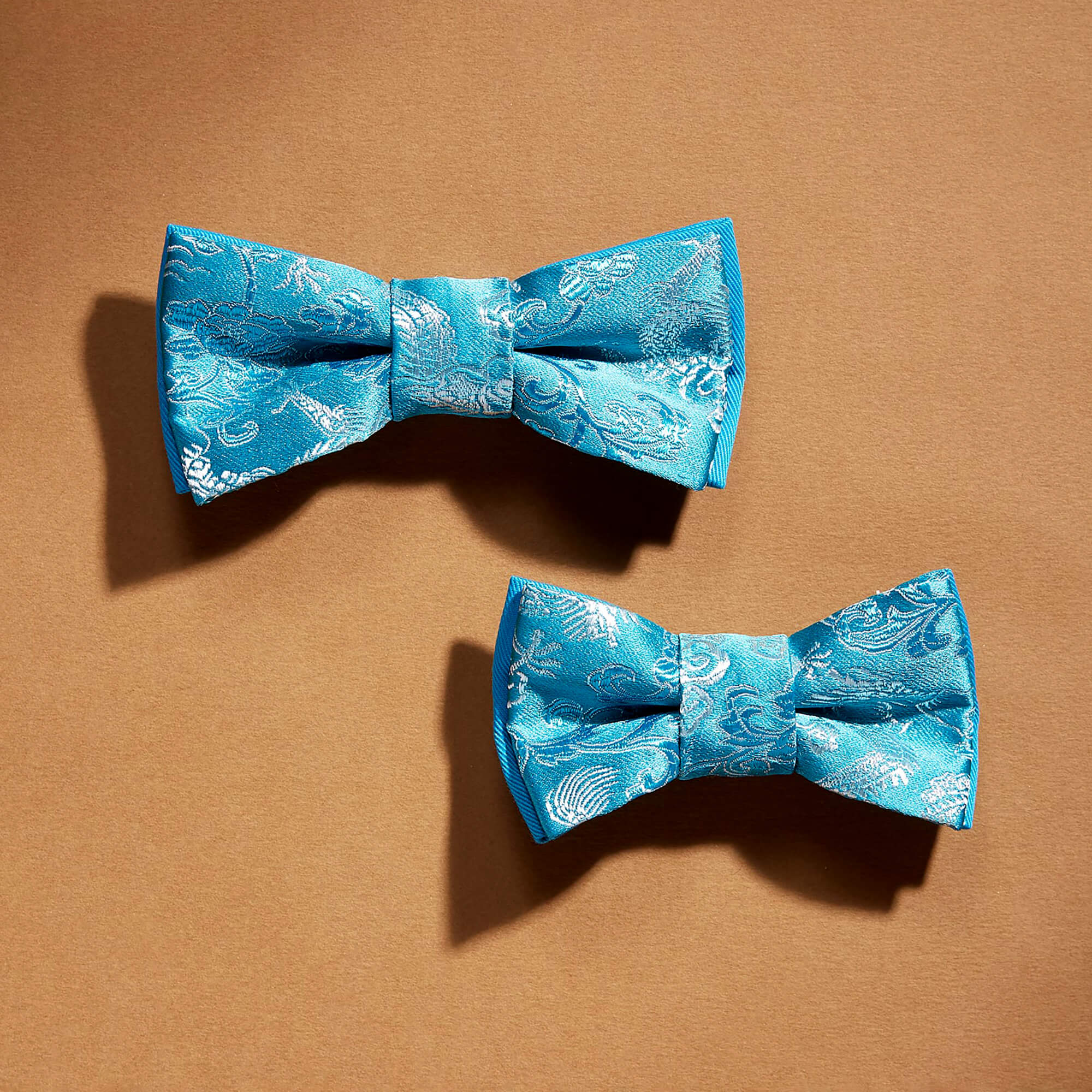 deux noeuds papillon assortis père et fils bleu en brocart chinois faits main au Québec, Canada