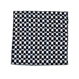pochette de costume noir et blanc fait au Canada avec des motifs de coeurs et carreaux