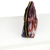 trousse de toilette et maquillage bleu et ocre en batik munie d'un grand compartiment de rangement et d'une poche intérieure