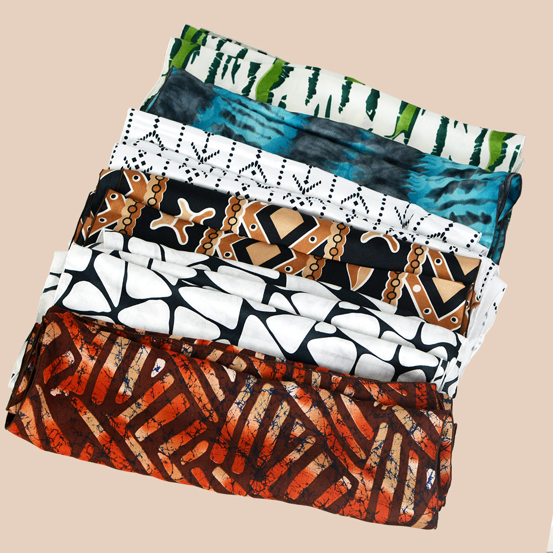 Comment Porter un Foulard en Soie Satinée avec des Vêtements d'Été Sans Manche