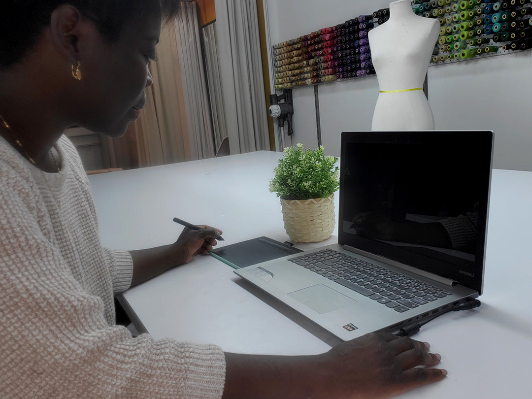 Depuis Mars 2020, lorsque Ingrid n’est pas à son atelier, elle s’installe à son bureau à l'atelier pour faire croître la marque Coo-Mon