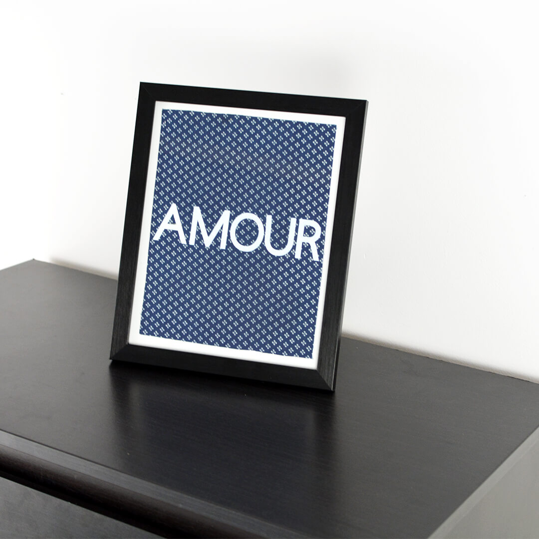 Affiche shweshwe bleu marine avec le texte Amour