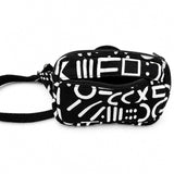 Sac bandoulière noir et blanc avec compartiment principal et poche avant ouverts.