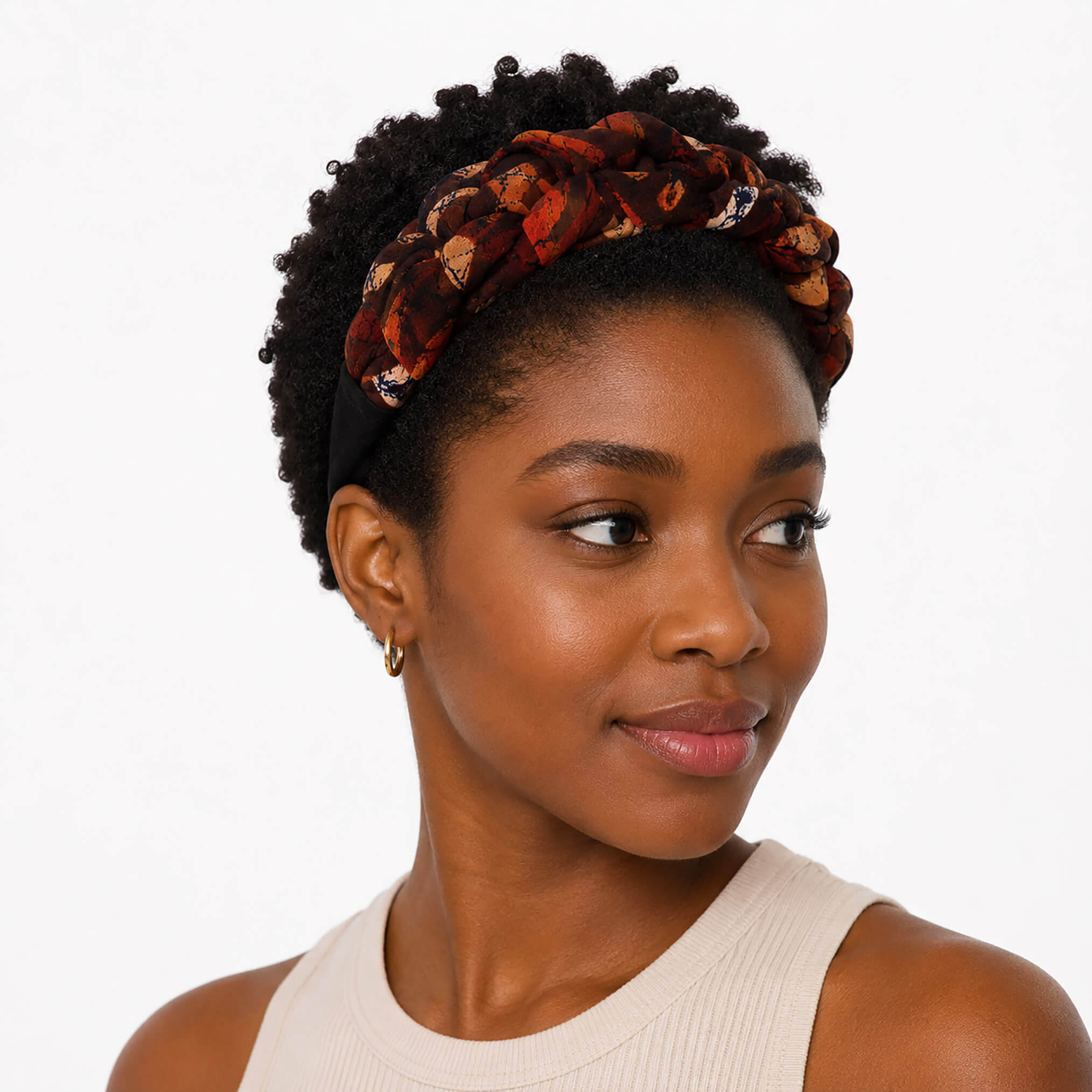 Femme noire aux cheveux crépus courts portant un serre-tête tressé rouge et brun en mousseline de soie