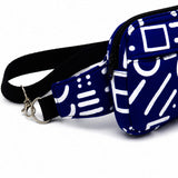 Détail du mousqueton métallique amovible du sac bandoulière convertible bleu et blanc.