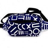 Sac bandoulière convertible bleu et blanc avec poche avant zippée ouverte.