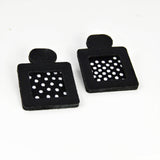 Boucles d’oreilles en cuir noir et wax à pois – Modèle NaN – Collection ReNée