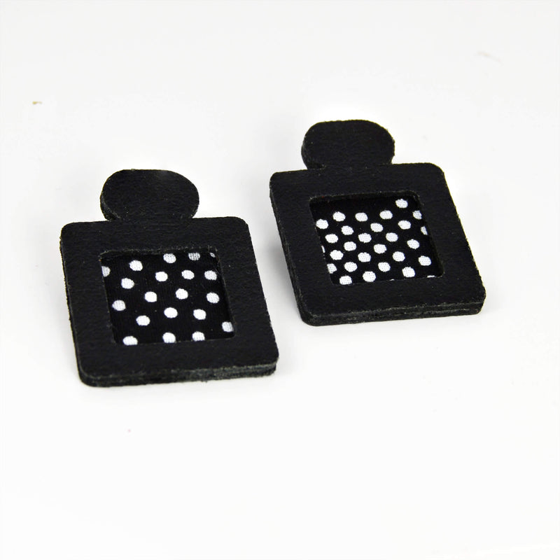 Boucles d’oreilles en cuir noir et wax à pois – Modèle NaN – Collection ReNée