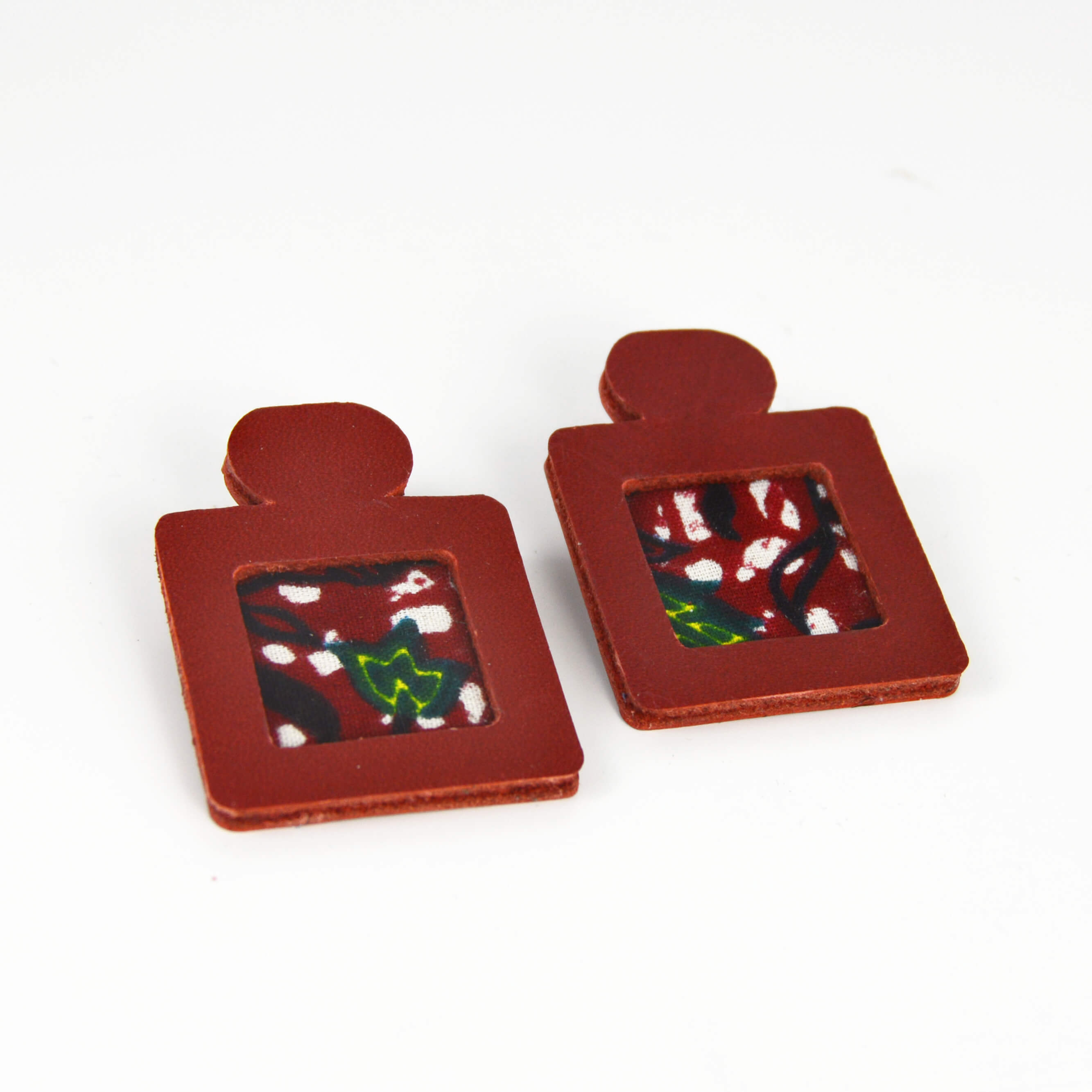 Boucles d’oreilles en cuir rouge et wax – Modèle NaN – Collection ReNée