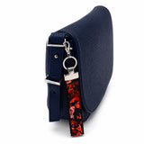 Porte-clé en tissu Coo-Mon attaché à un sac bleu marine avec mousqueton, utilisation quotidienne