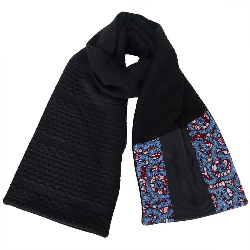 long foulard noir en tricot certifié oeko-tex pour l'hiver avec un appliqué en pagne wax et faux cuir