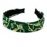 Détail d’un serre-tête plat en tissu vert et crème à motif graphique, création Coo-Mon