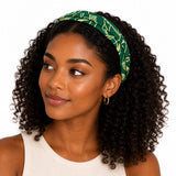 Femme noire portant un serre-tête plat en tissu vert et crème, accessoire fait main à Montréal par Coo-Mon