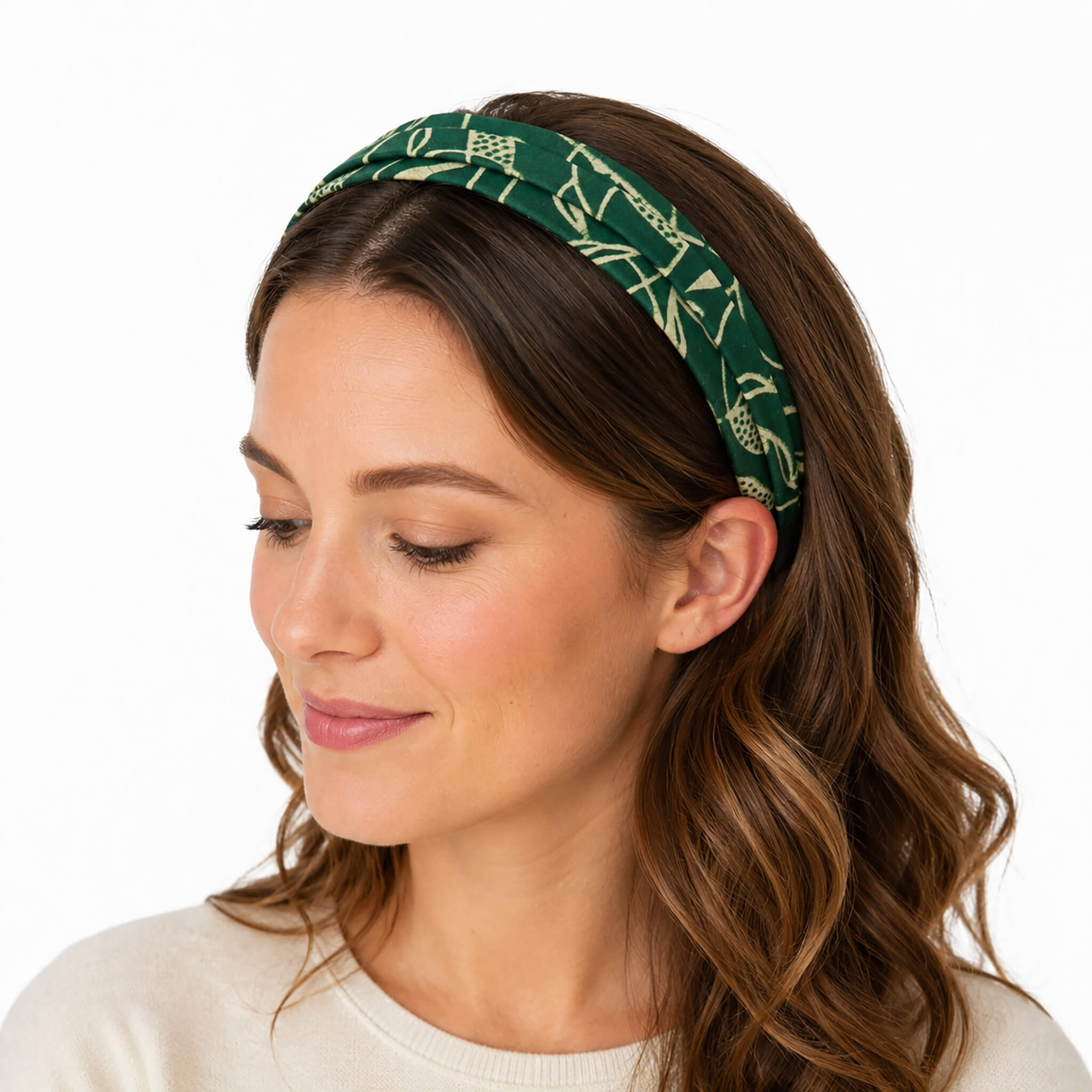Femme portant un serre-tête plat en tissu vert et crème, création artisanale Coo-Mon