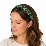 Femme portant un serre-tête plat en tissu vert et crème, création artisanale Coo-Mon
