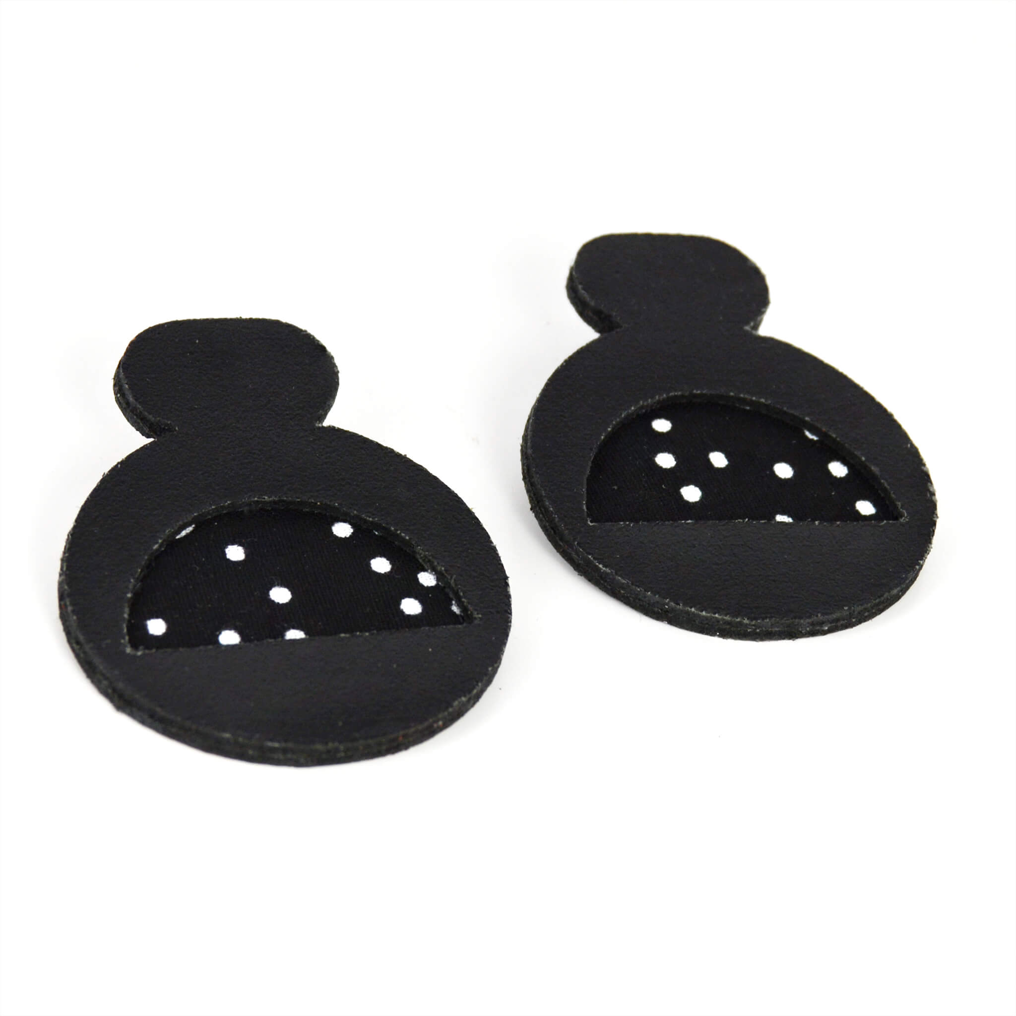 Boucles d’oreilles en cuir noir et wax à pois – Modèle Ahosi – Collection ReNée