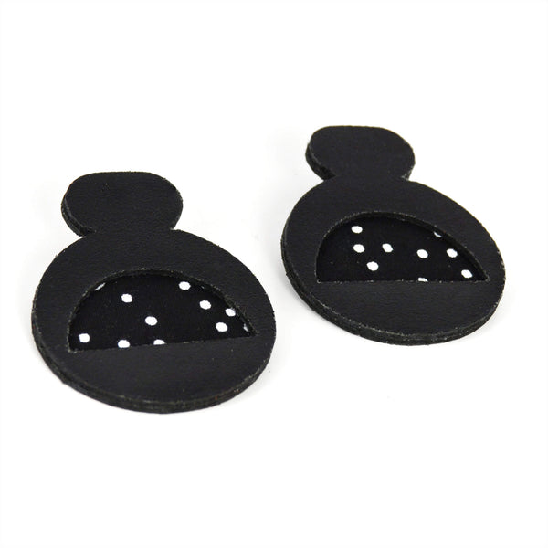 Boucles d’oreilles en cuir noir et wax à pois – Modèle Ahosi – Collection ReNée