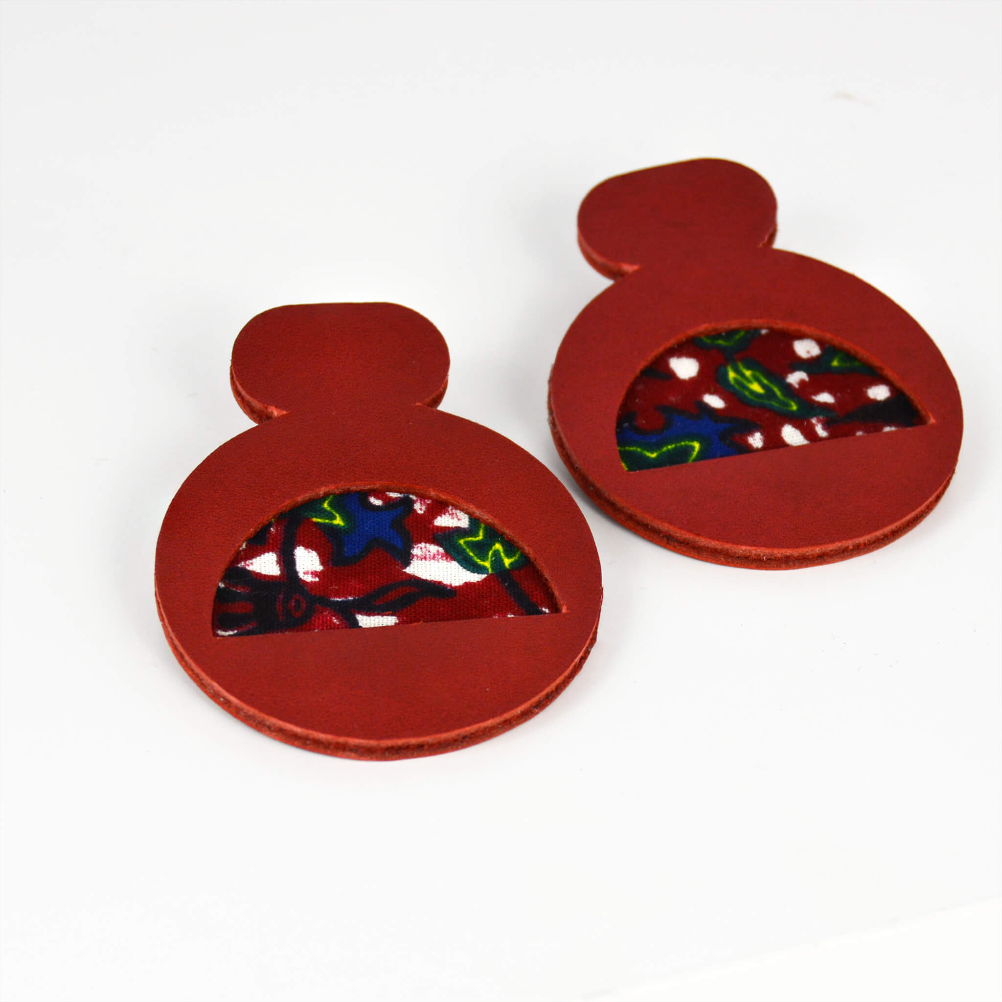 Boucles d’oreilles en cuir rouge et wax – Modèle Ahosi