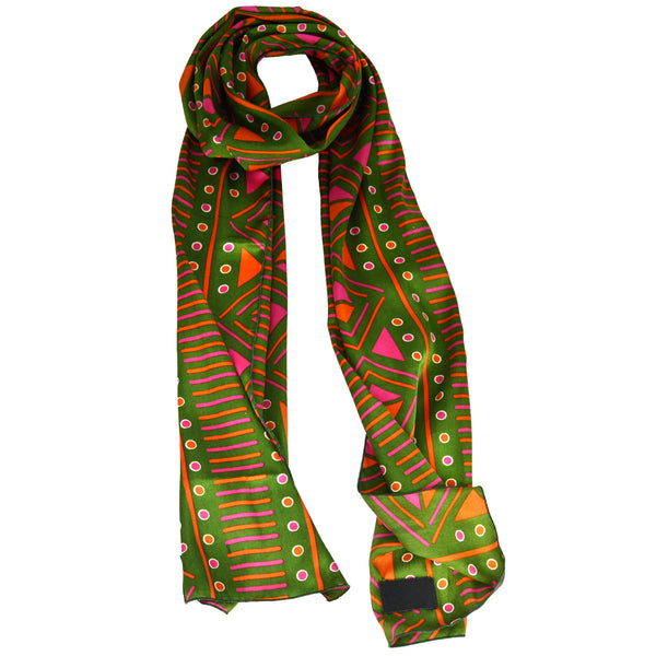 long foulard en soie satinée vert  avec des motifs orange et rose cousu au Québec. Ce foulard est unisexe