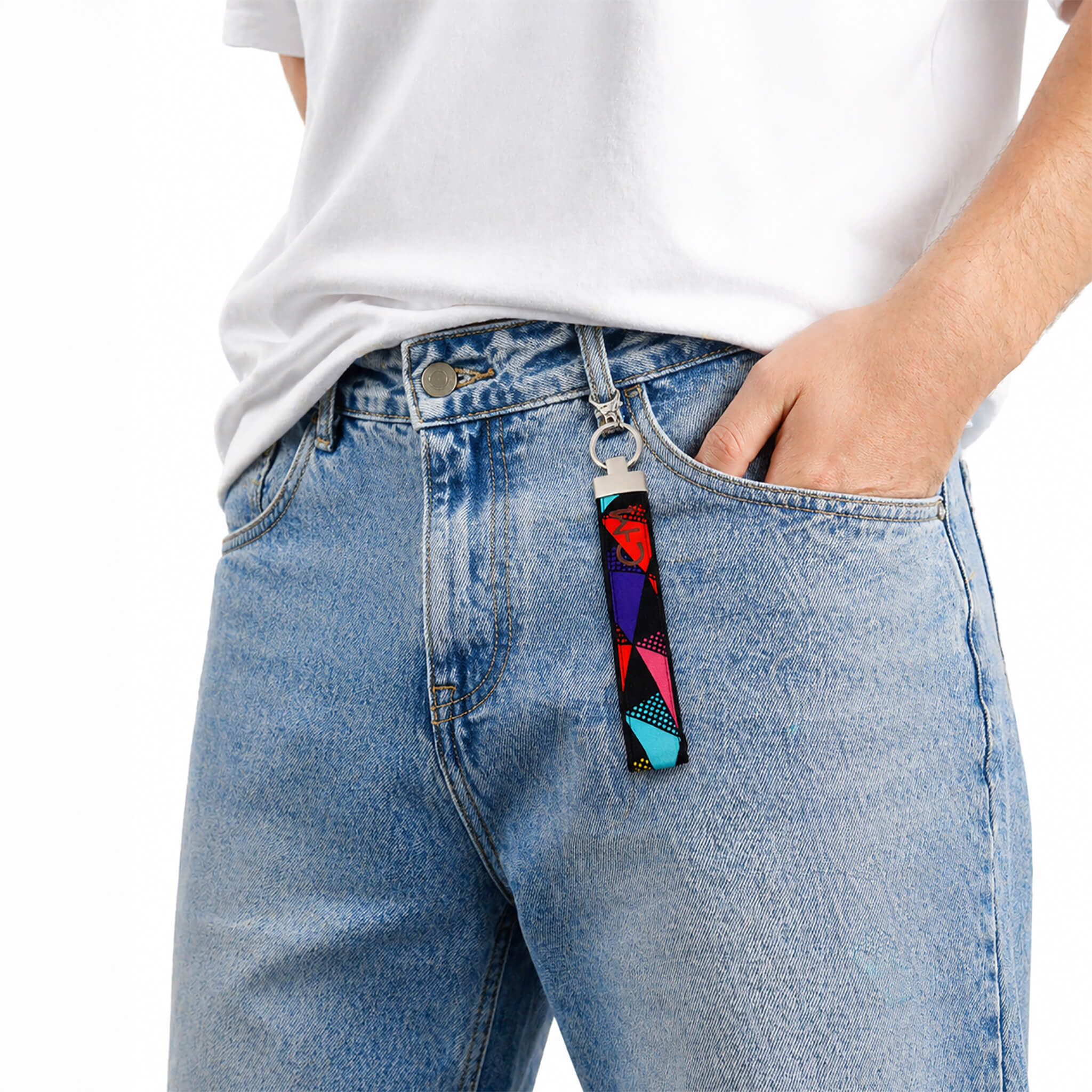 Porte-clé en tissu multicolore attaché à la ceinture d’un jean, facile à repérer et à utiliser