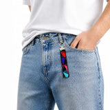 Porte-clé en tissu multicolore attaché à la ceinture d’un jean, facile à repérer et à utiliser