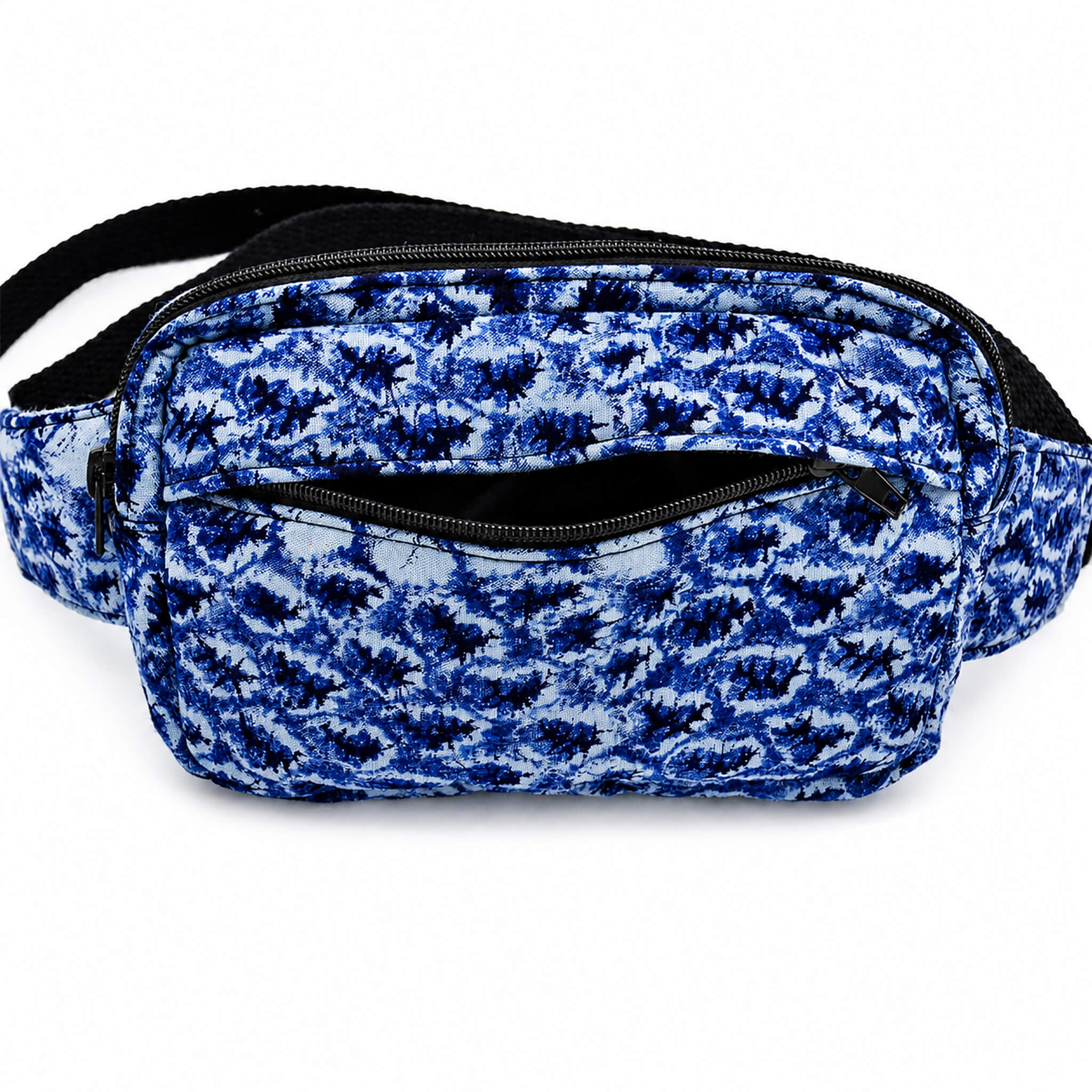 Sac bandoulière convertible bleu en tissu recyclé avec poche avant zippée ouverte.
