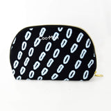 trousse de maquillage, de toilette ou voyage en batik noir avec motifs de cauris faite main à Montréal