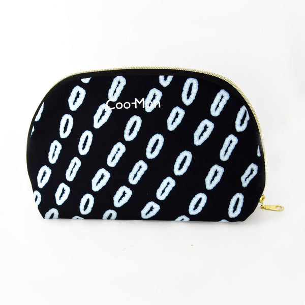 trousse de maquillage, de toilette ou voyage en batik noir avec motifs de cauris faite main à Montréal