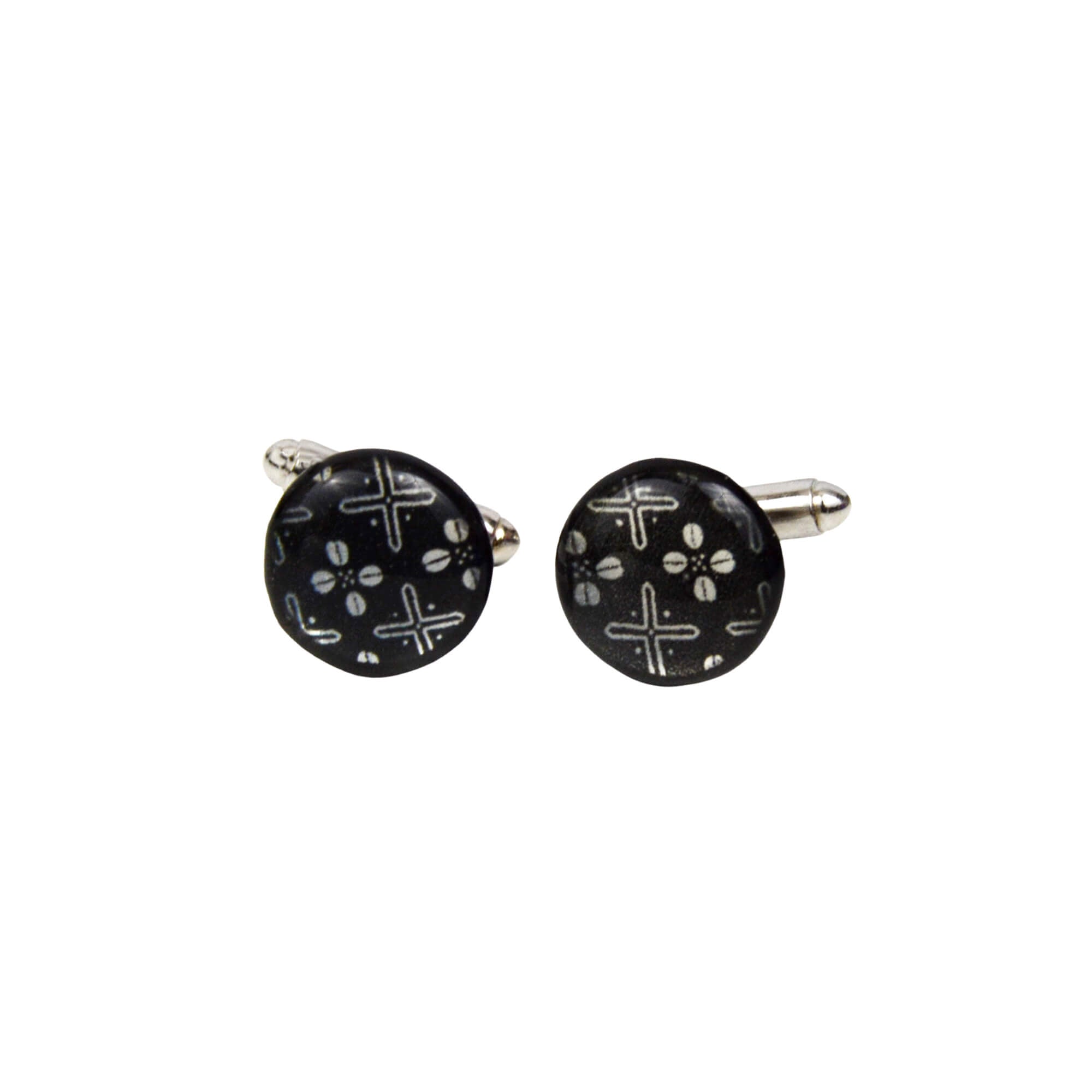 boutons de manchette noirs et blancs avec un motif de cauris