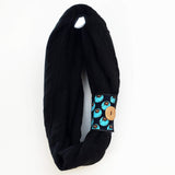 foulard infini noir pour enfant avec pagne wax bleu et cuir recyclé noir fait au Québec