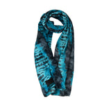 foulard rectangulaire bleu et gris avec une pièce en cuir recyclé noir pour le transformer en foulard infini